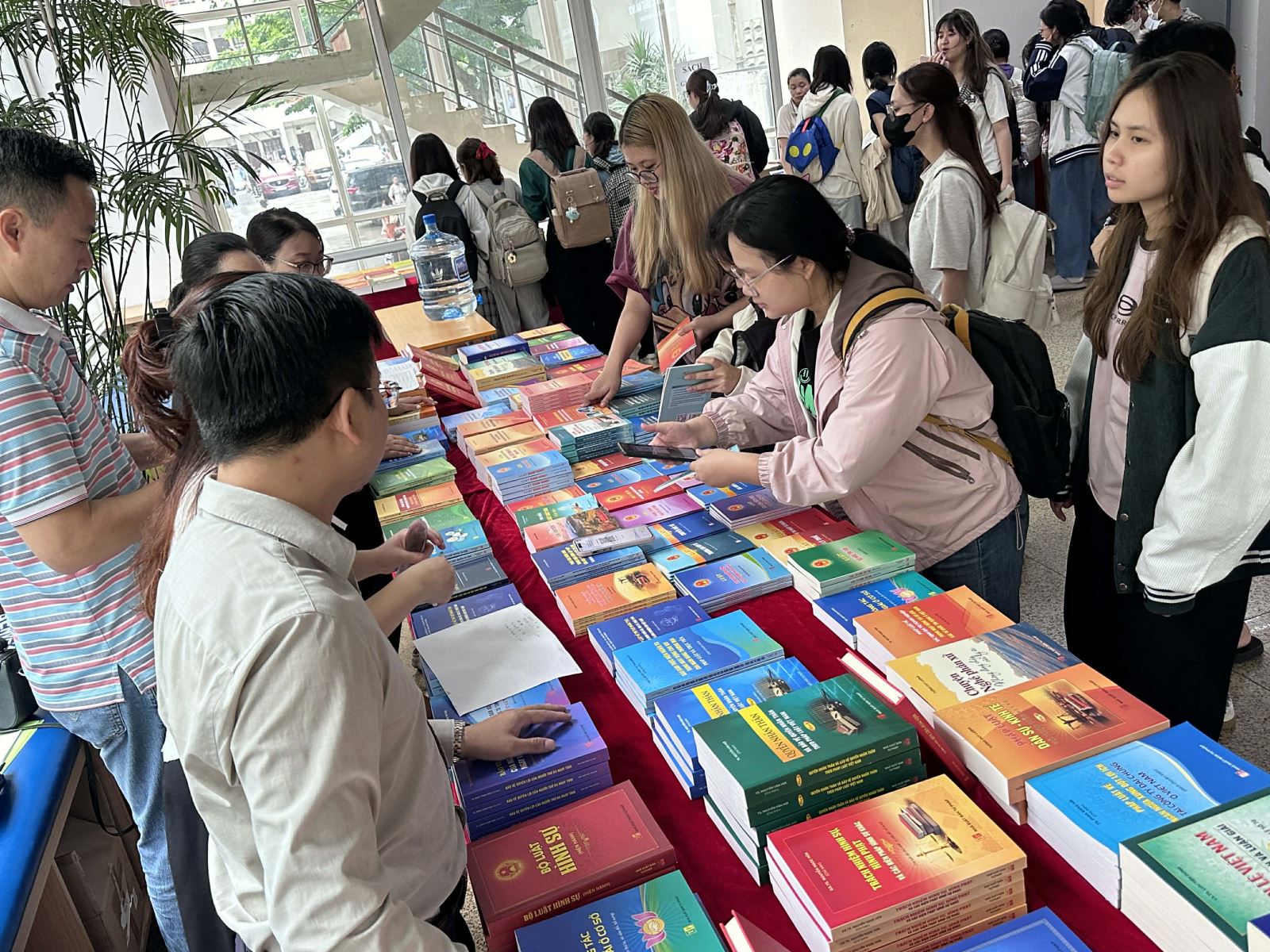 Trường Đại học Luật Hà Nội lan tỏa tri thức tại “Ngày sách và Văn hóa đọc Việt Nam năm 2026”